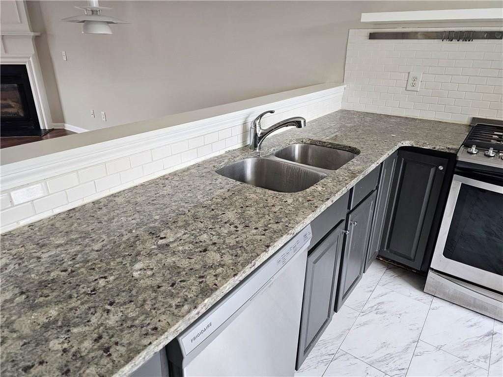 1021 Thornborough Dr - Photo 4 of 33