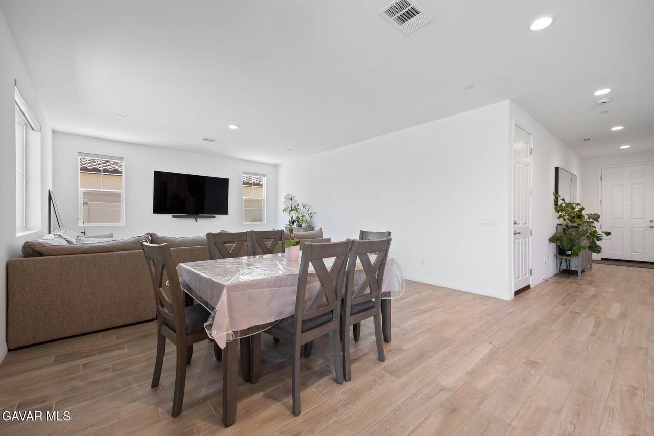 43864 Hampton St - Photo 6 of 25