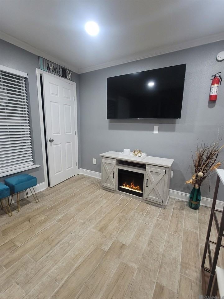 277 Chatsworth St - Photo 4 of 7
