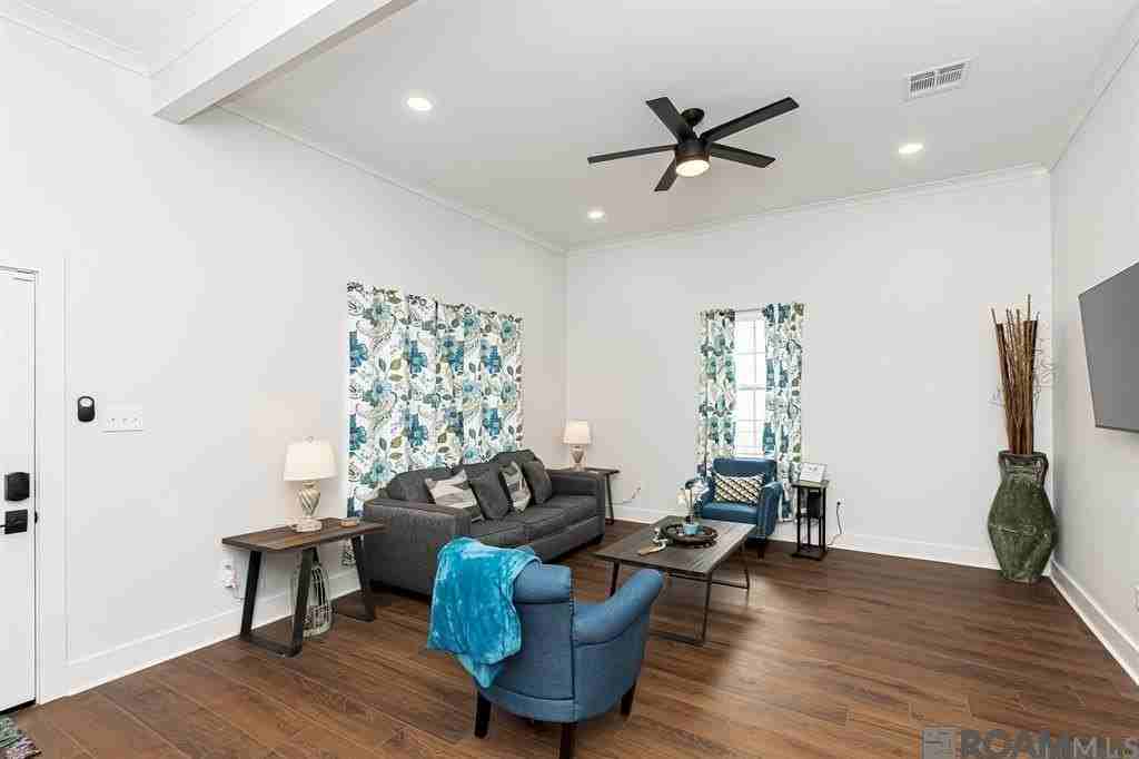 634 E St - Photo 5 of 23