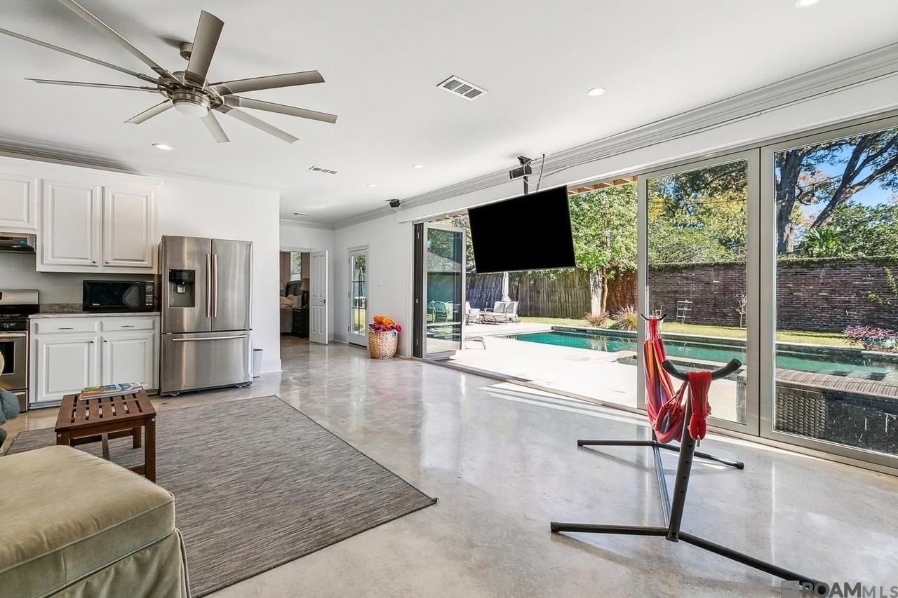 6363 Sevenoaks Ave - Photo 7 of 50