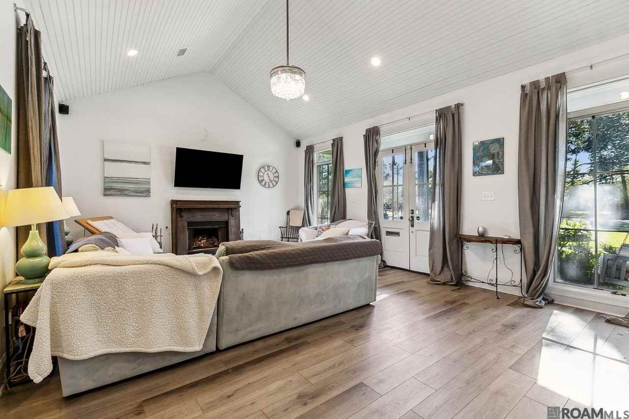 6363 Sevenoaks Ave - Photo 3 of 43