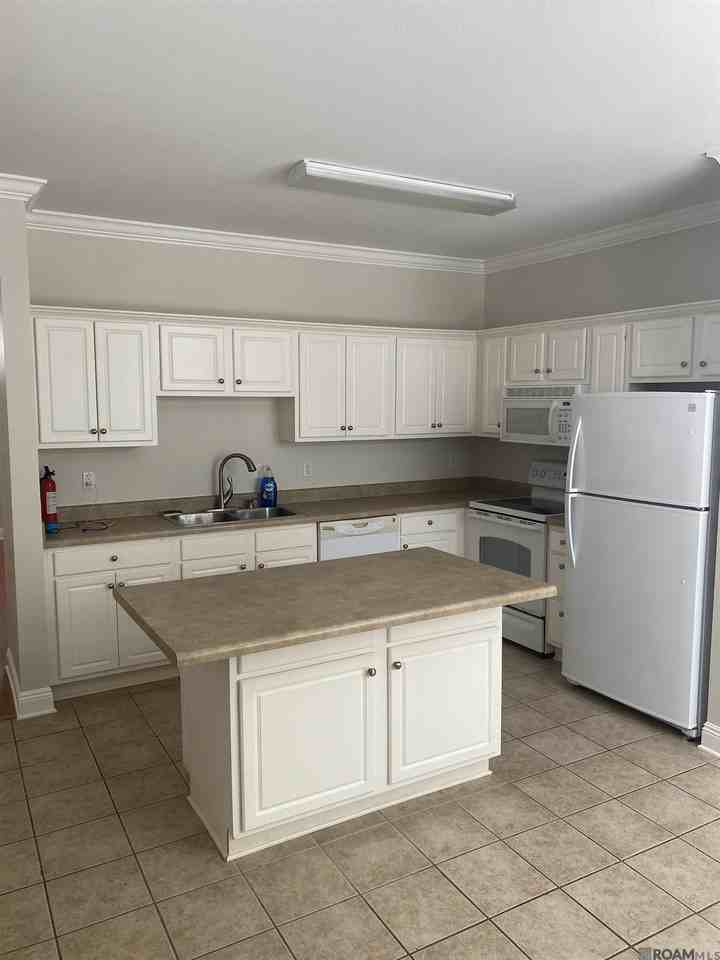 2121 Plantation Ln - Photo 3 of 8