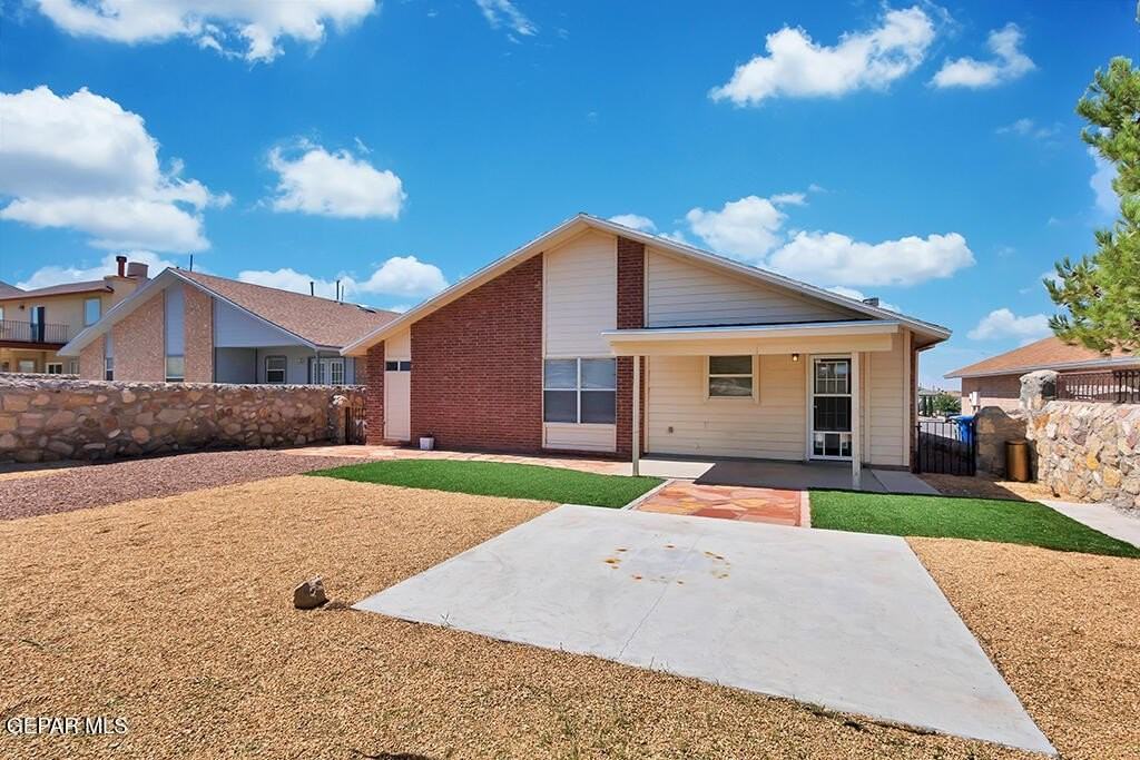 1417 Plaza Verde Dr - Photo 2 of 35