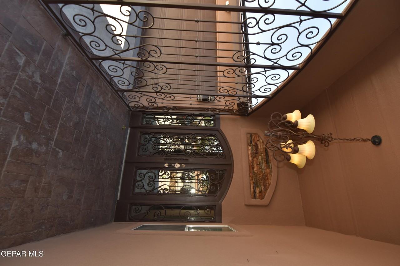 10800 Saigon Dr - Photo 2 of 34