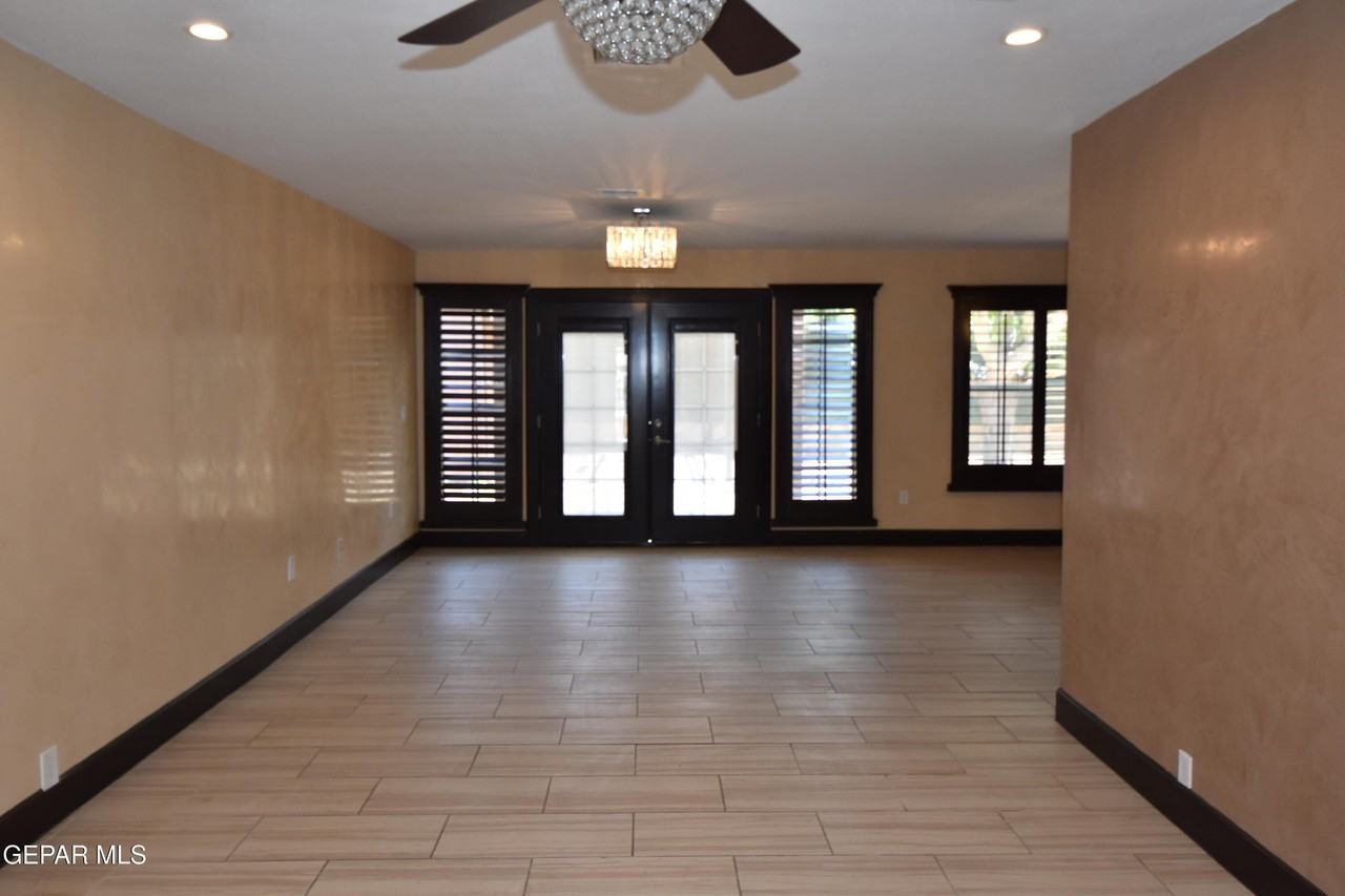 10800 Saigon Dr - Photo 4 of 34