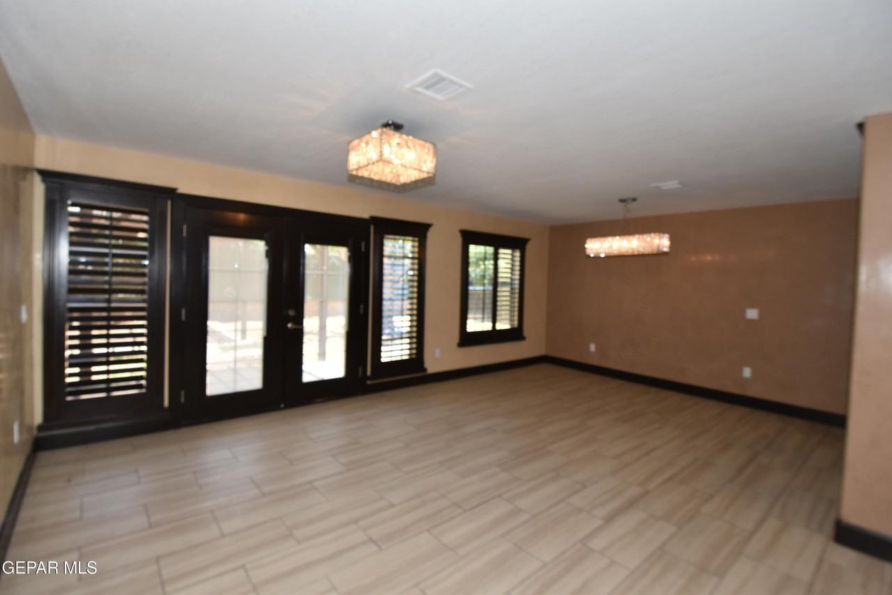 10800 Saigon Dr - Photo 5 of 34