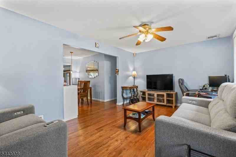 57 Ivanhoe Ter - Photo 4 of 37