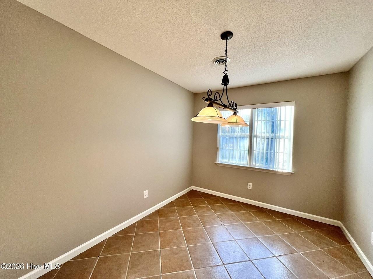 1006 Steeplechase Rd - Photo 5 of 28