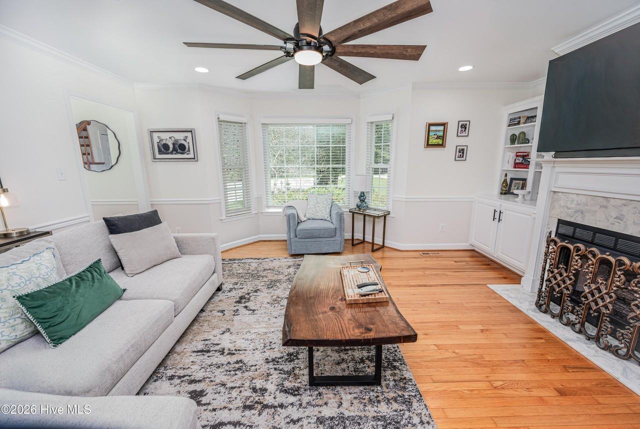 1004 Somerset Ct - Photo 7 of 34