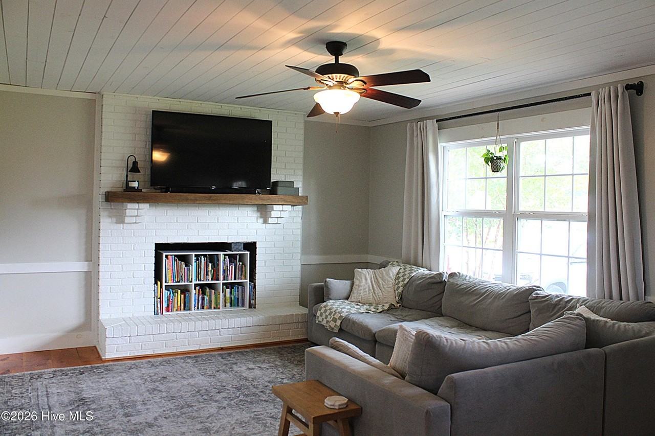 218 Dogwood St - Photo 2 of 18