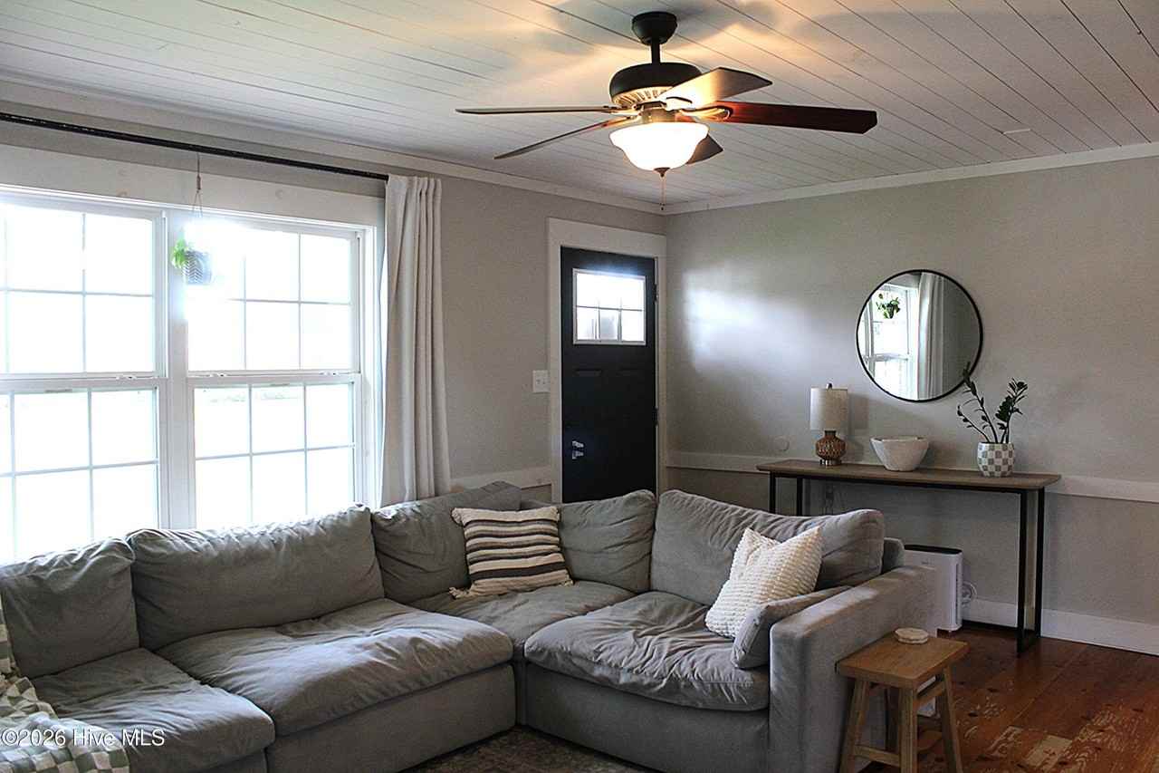218 Dogwood St - Photo 4 of 18