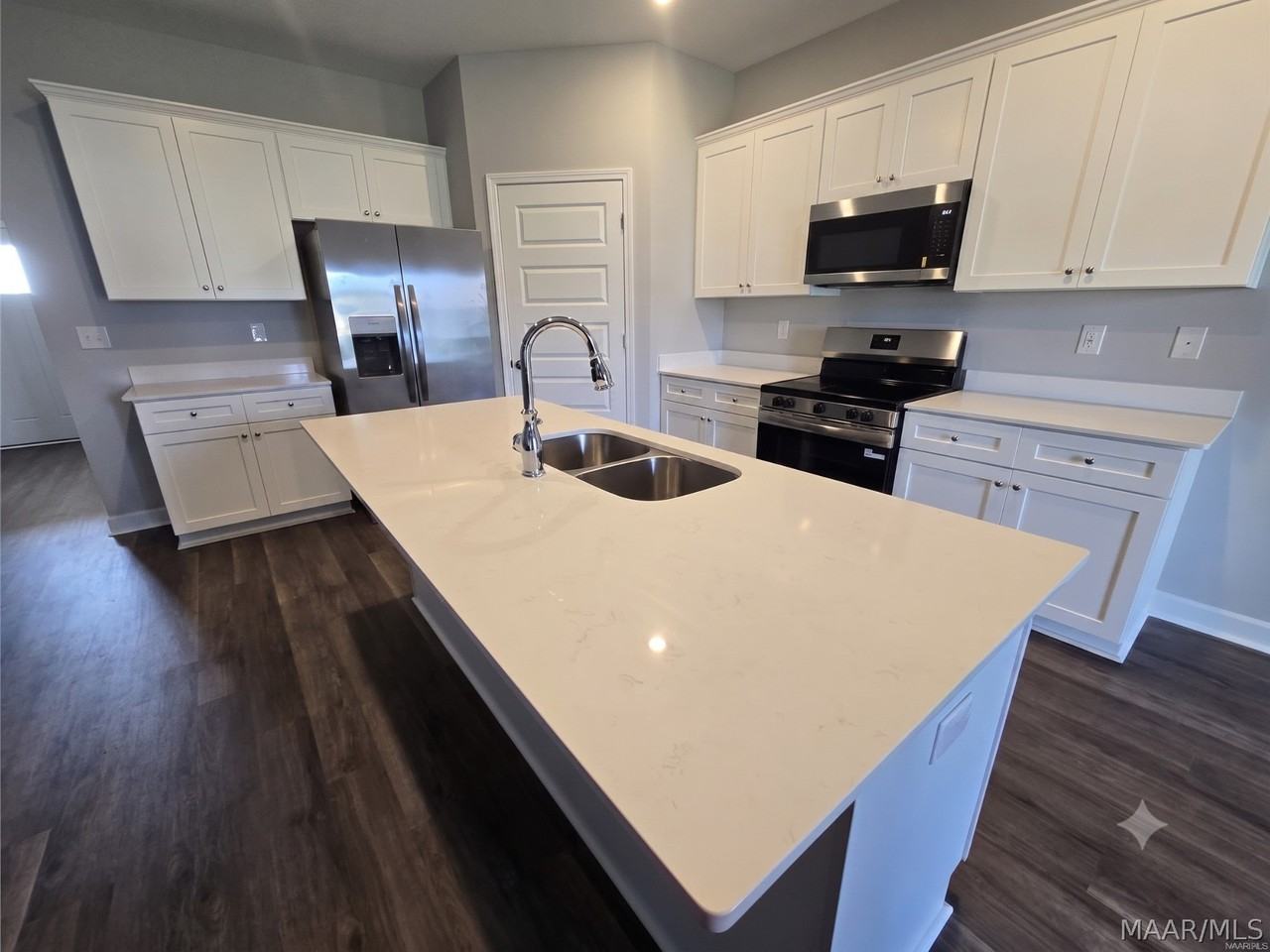 1010 Garden Ln - Photo 4 of 28