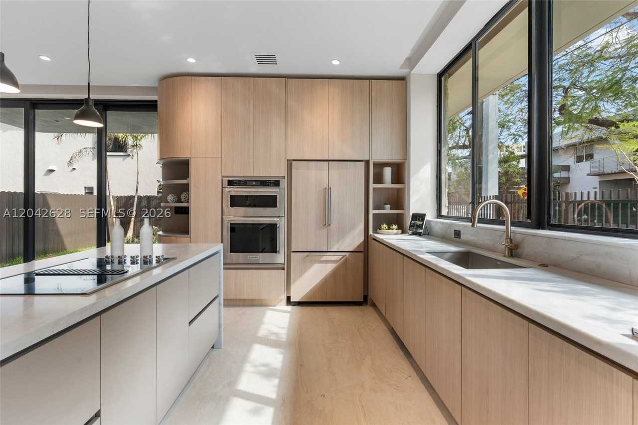 2330 Sw 36th Ave - Photo 3 of 25