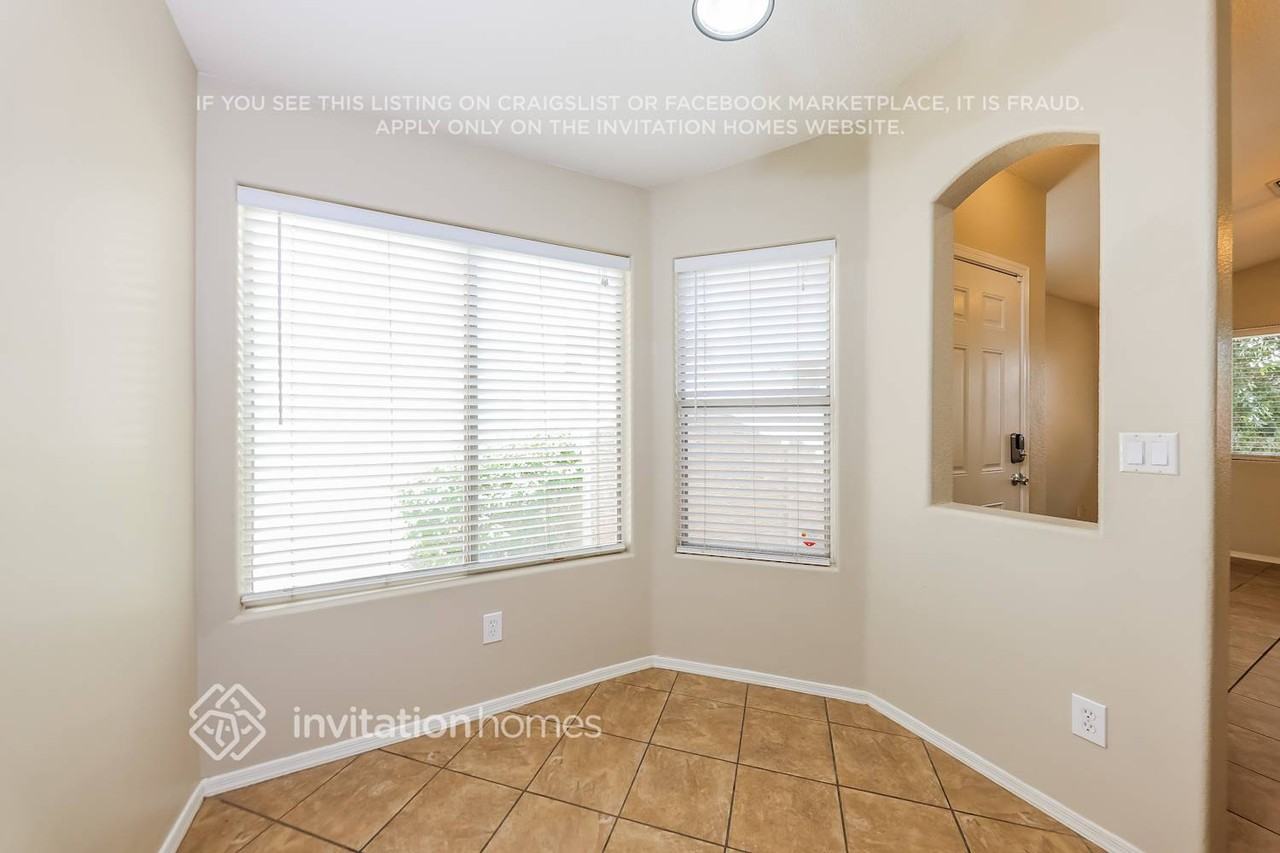 12910 W Holly St - Photo 3 of 11