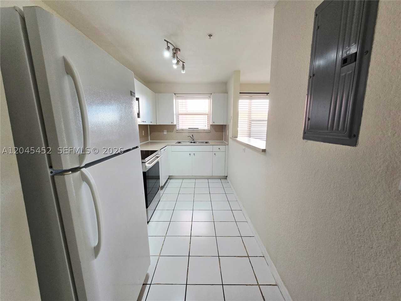 1627 Nw 18th St #201 - Photo 3 of 14