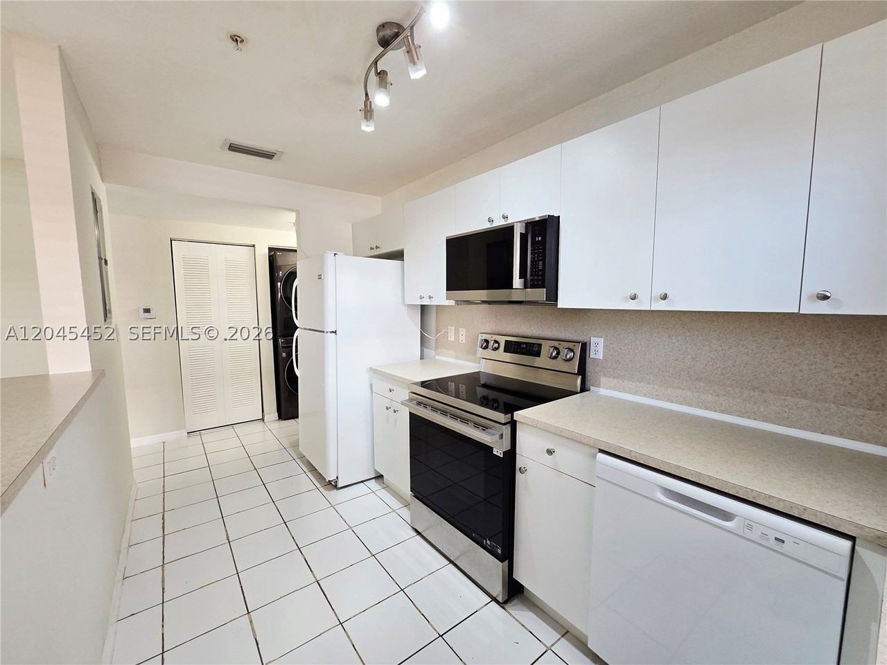 1627 Nw 18th St #201 - Photo 4 of 14