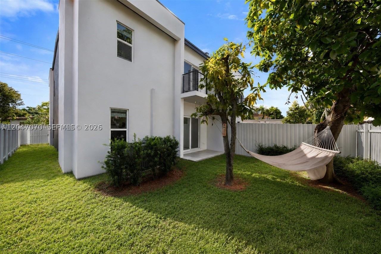 3431 Sw 16th Ter #1 - Photo 3 of 20