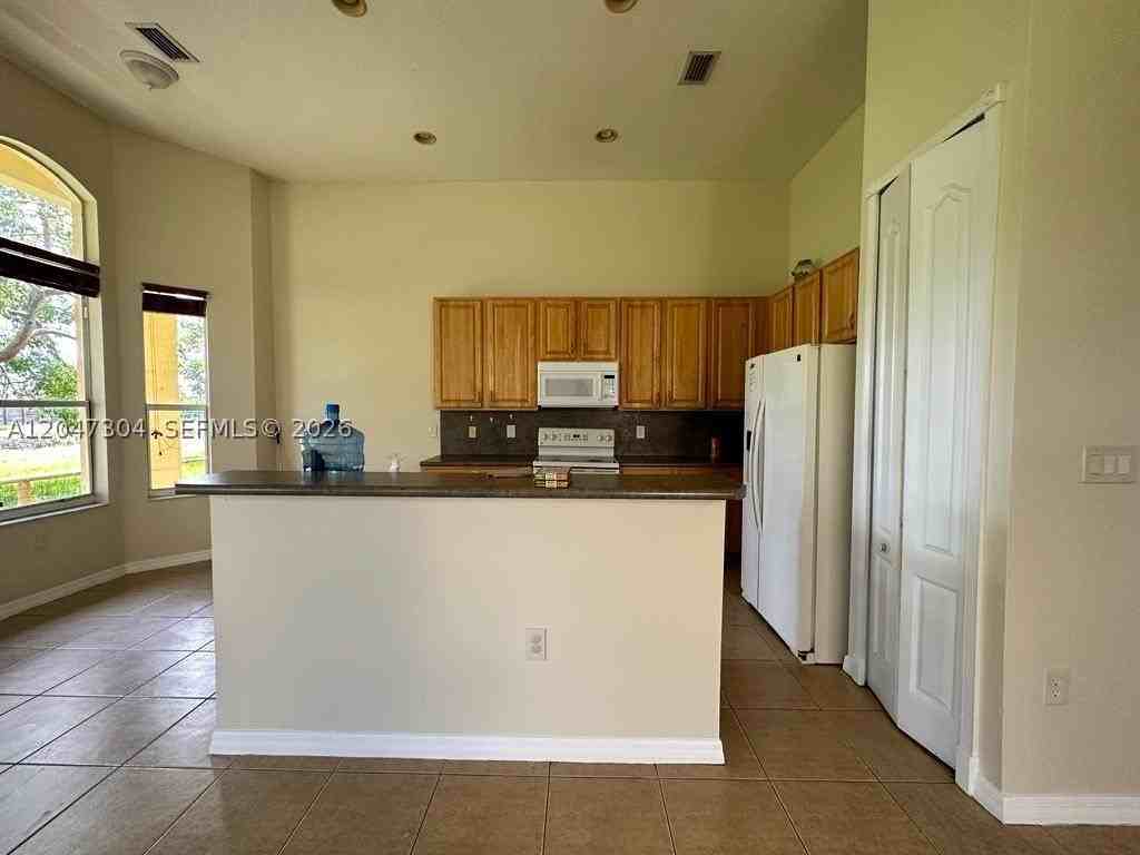 1926 Ne 3rd Ct #1926 - Photo 3 of 19