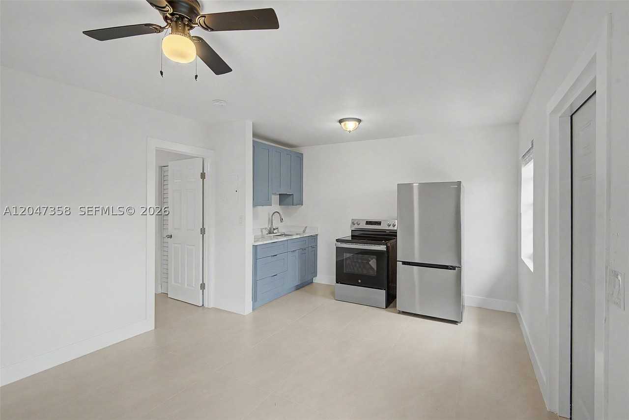 1021 Sw 3rd St #6 - Photo 3 of 15