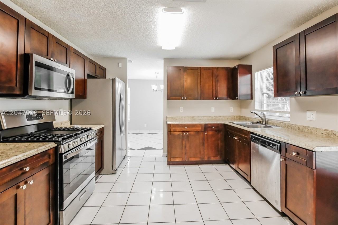 3232 Nw 121st Ave - Photo 4 of 15