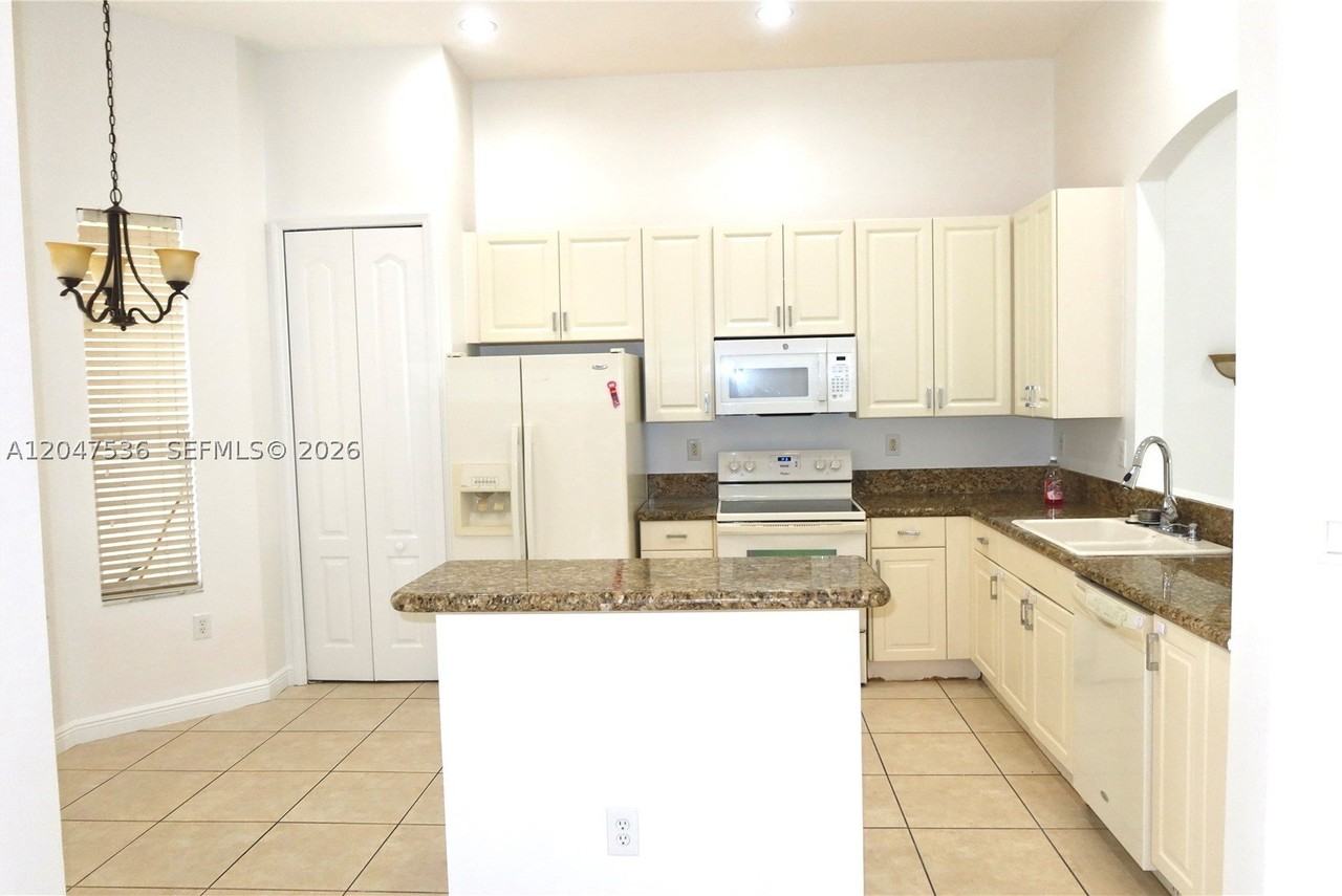3488 Ne 1st St #3488 - Photo 5 of 35