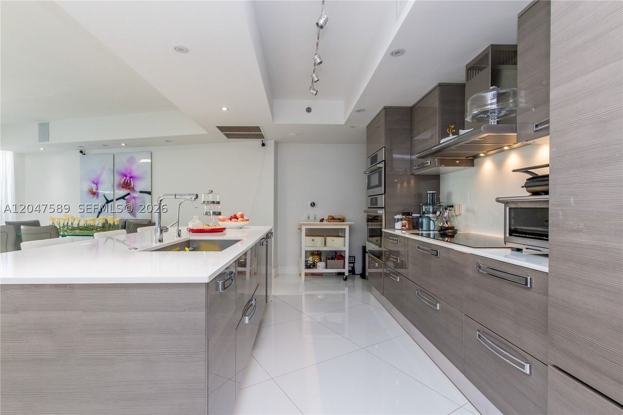 17201 Collins Ave #1807 - Photo 7 of 32