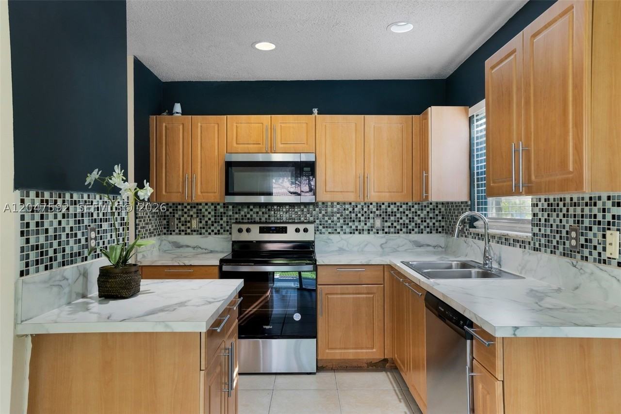 9820 Nw 24th Ct - Photo 4 of 32