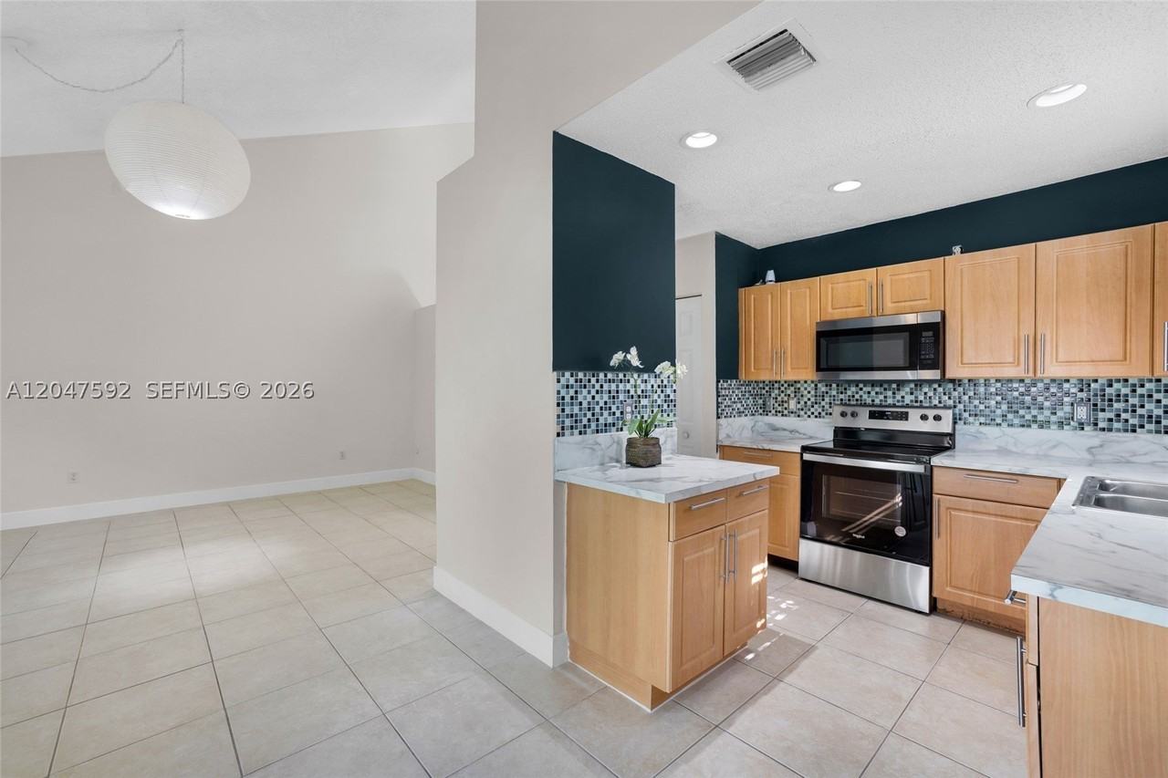 9820 Nw 24th Ct - Photo 5 of 32