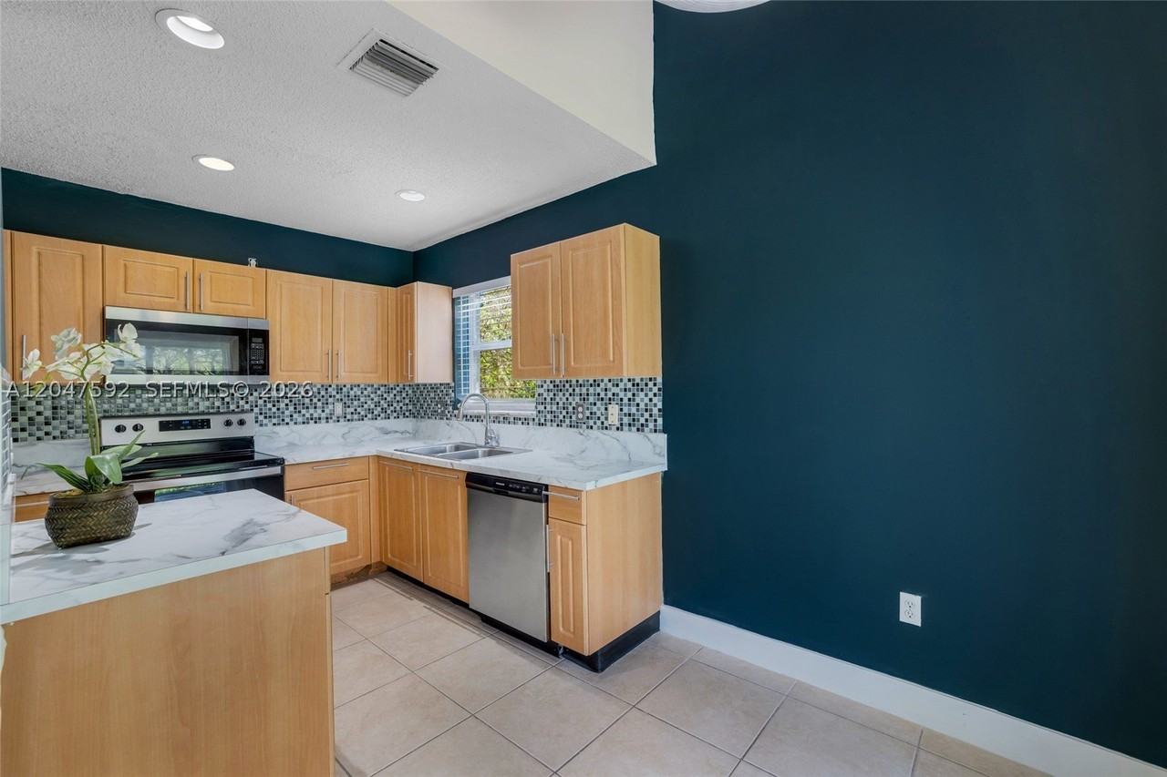 9820 Nw 24th Ct - Photo 6 of 32