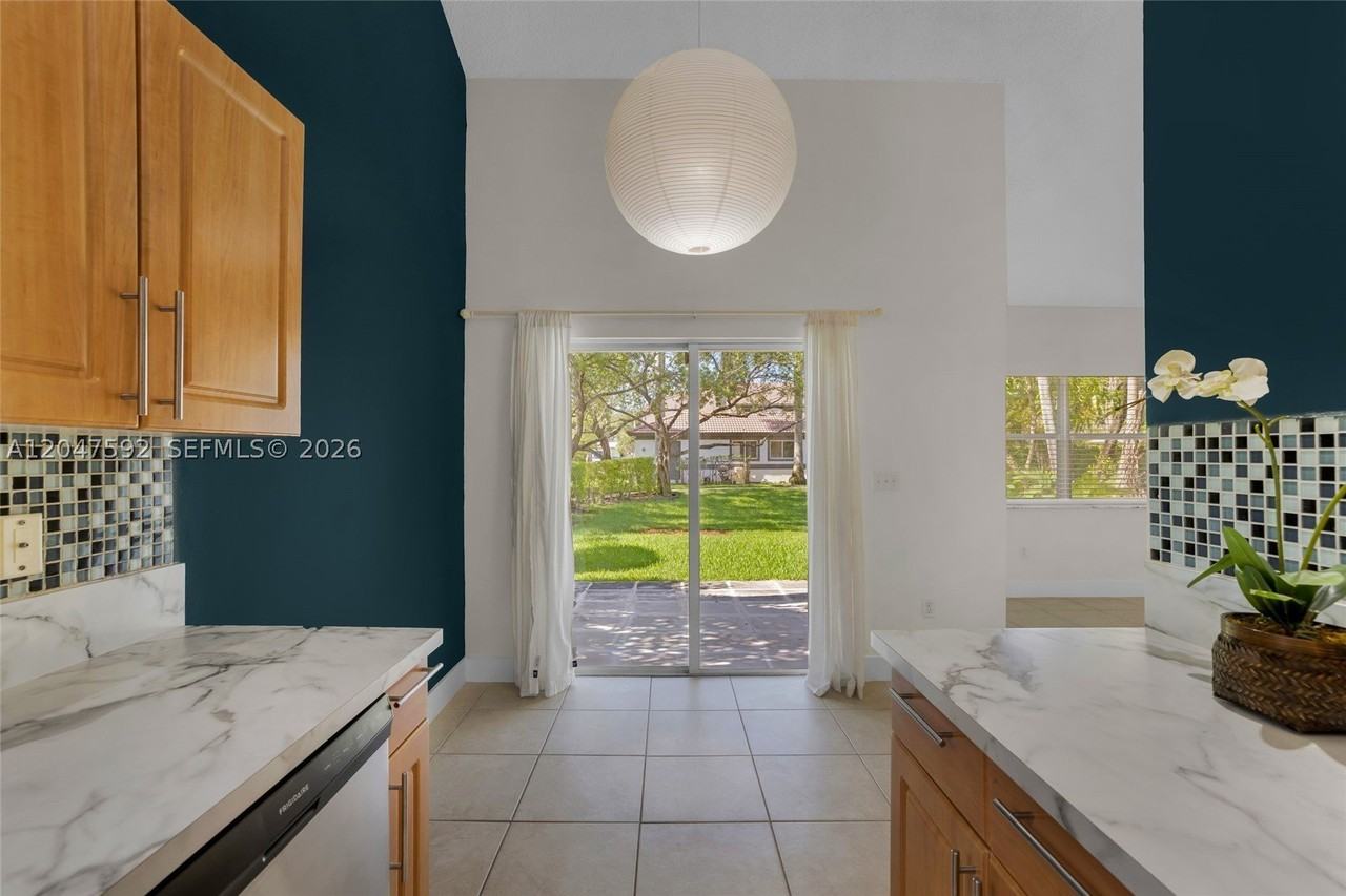 9820 Nw 24th Ct - Photo 7 of 32