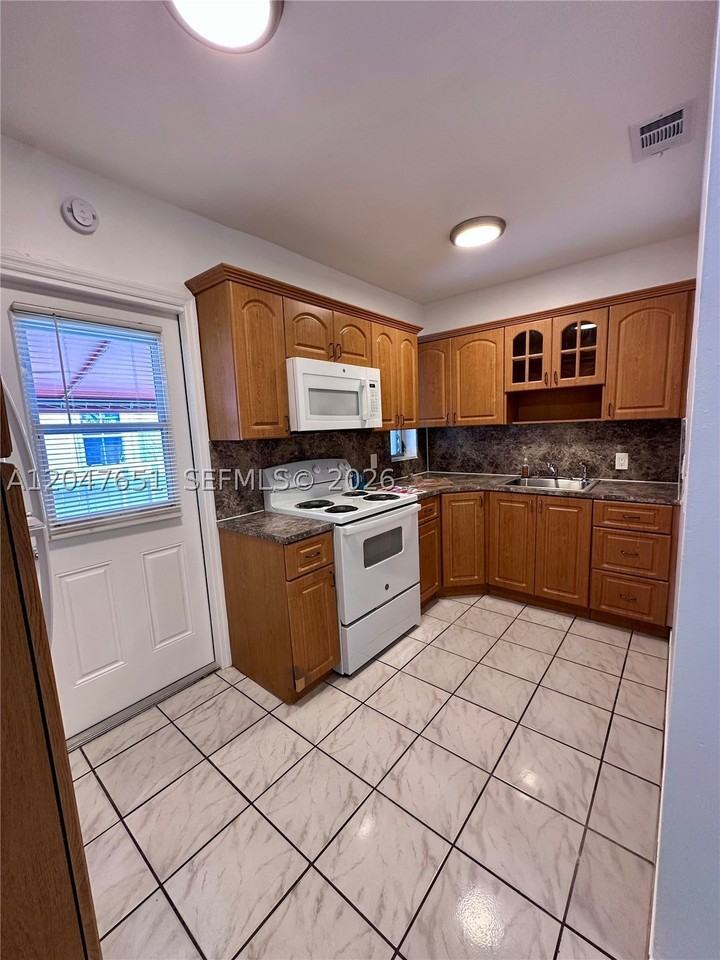 3743 Sw 28th St #3743 - Photo 3 of 8