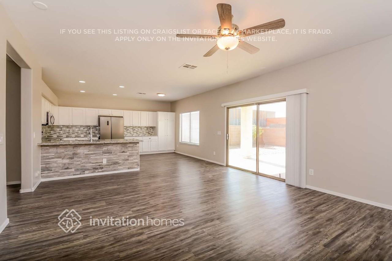 10237 W Chipman Rd - Photo 3 of 15