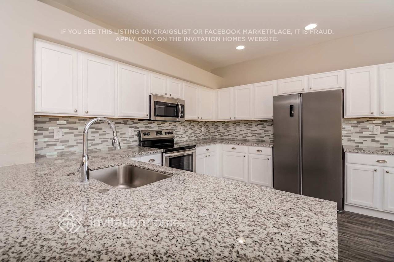 10237 W Chipman Rd - Photo 4 of 15
