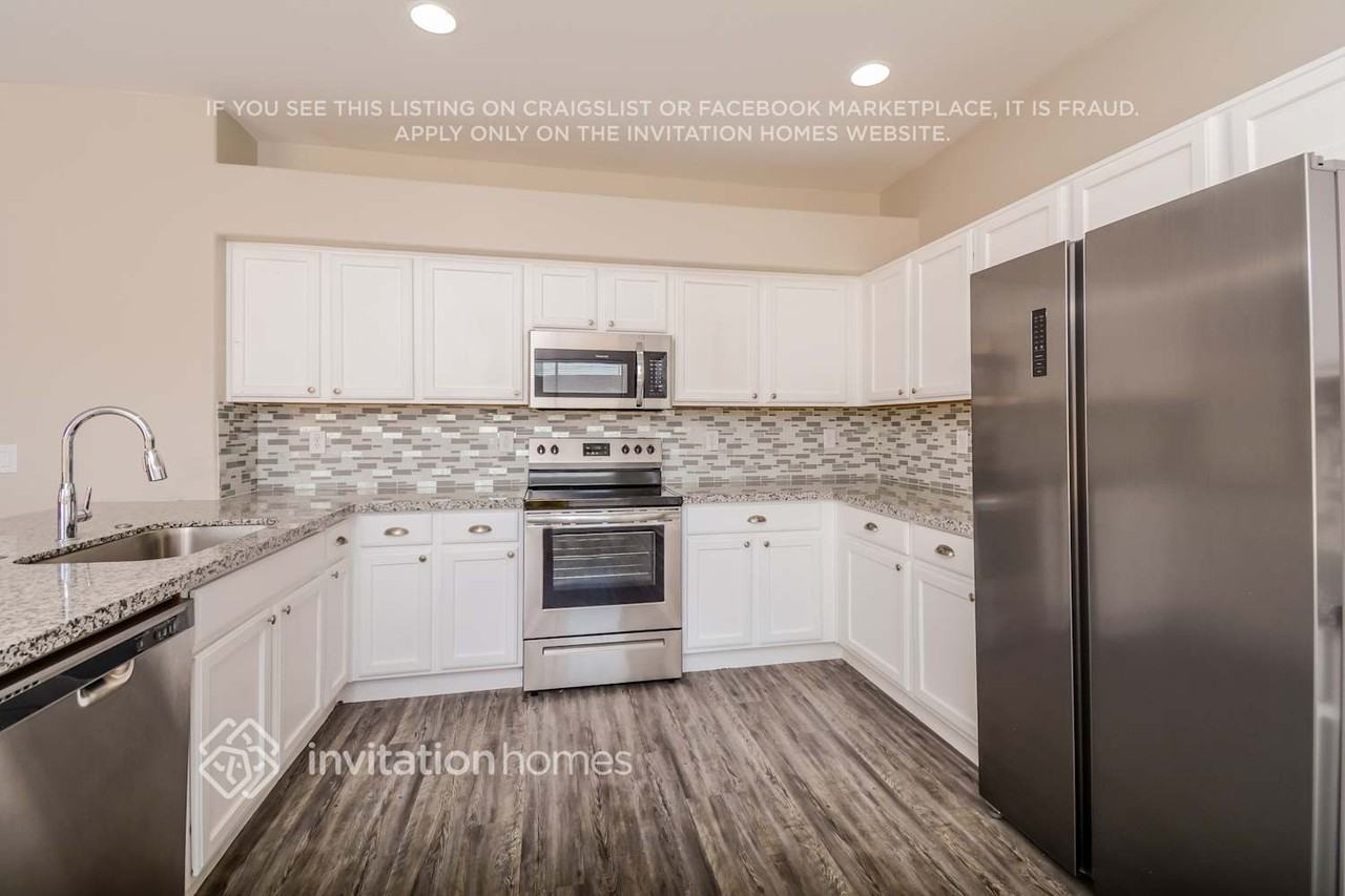 10237 W Chipman Rd - Photo 5 of 15
