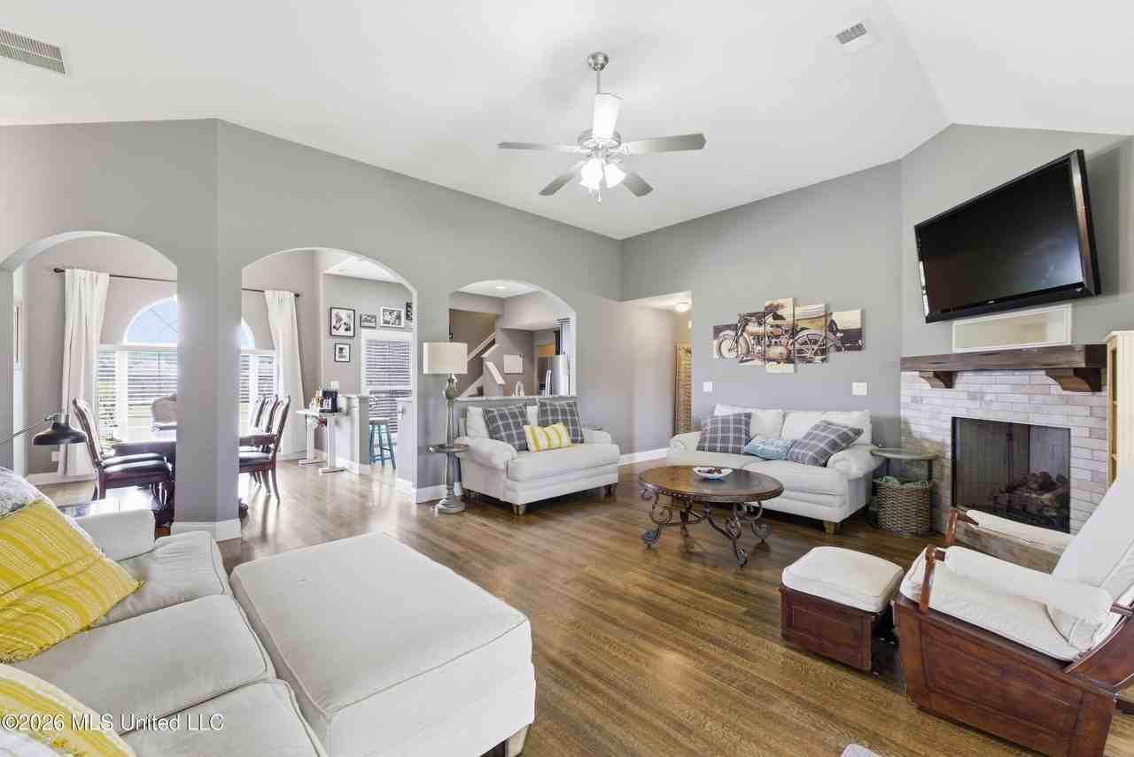 5353 Keating Dr - Photo 5 of 36