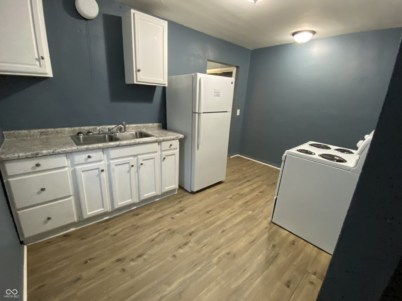 1111 Medford Ave - Photo 5 of 10