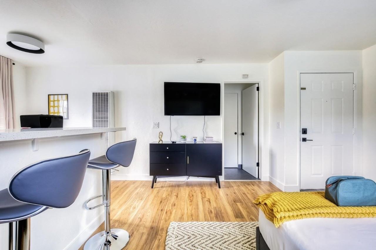 128 E Reed St - Photo 3 of 18