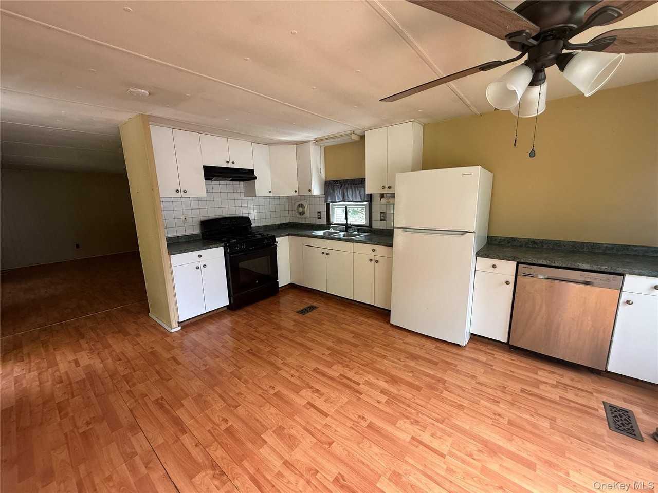 20 Tanglewood Park Dr - Photo 2 of 14