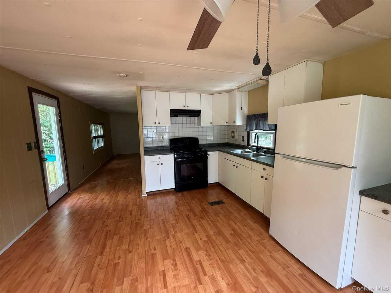 20 Tanglewood Park Dr - Photo 3 of 14