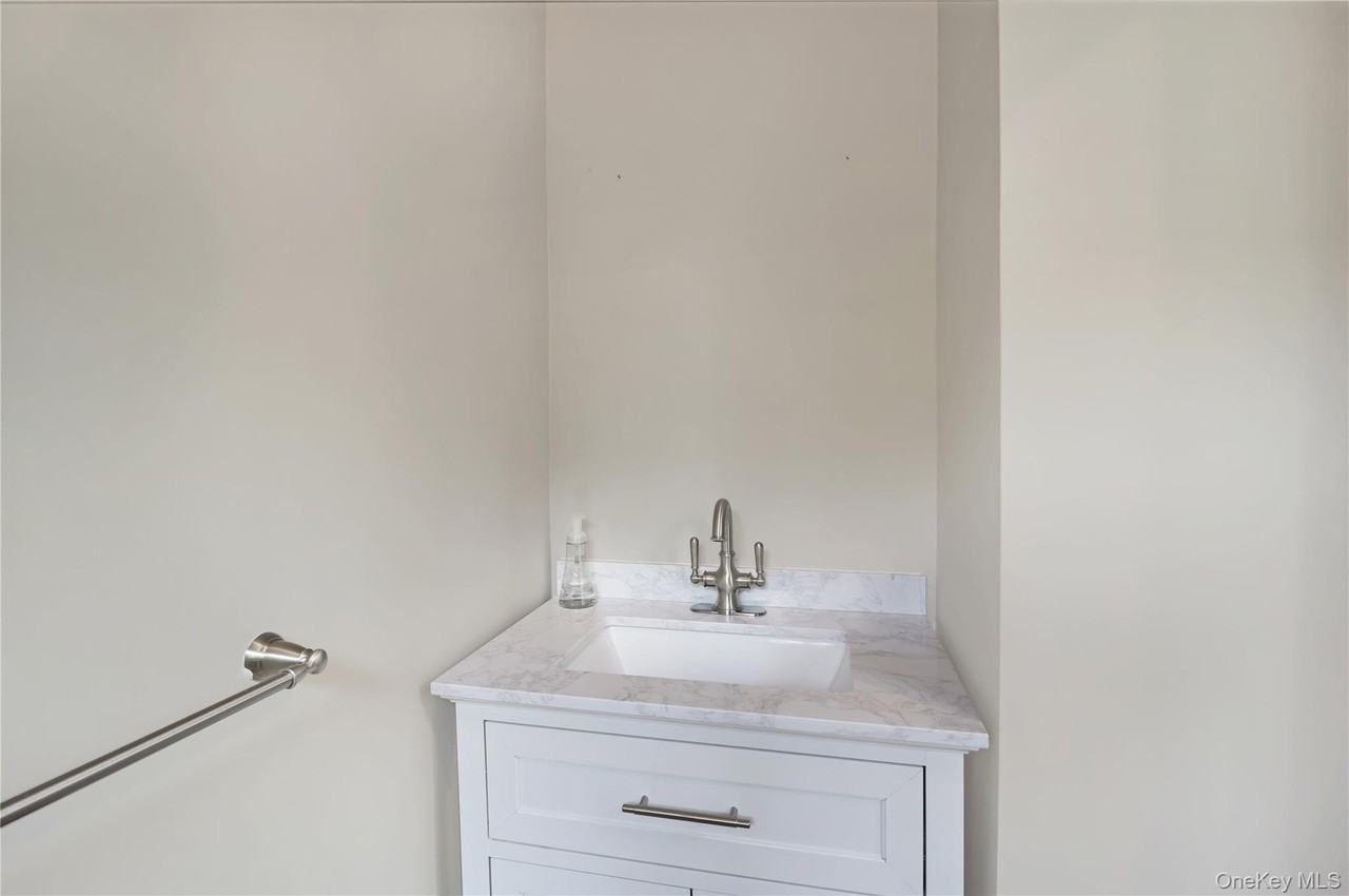 52 Sickles Ave - Photo 6 of 36
