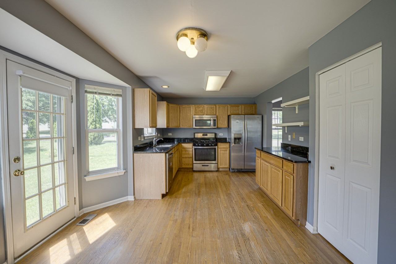 2464 Blue Spruce Ln - Photo 6 of 32
