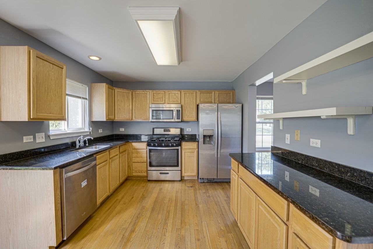 2464 Blue Spruce Ln - Photo 7 of 32