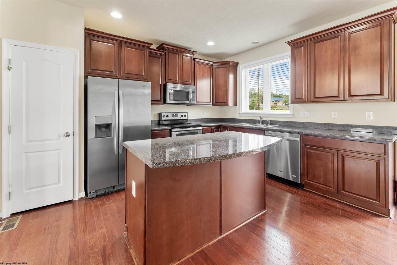 3313 Sun Ct - Photo 5 of 37