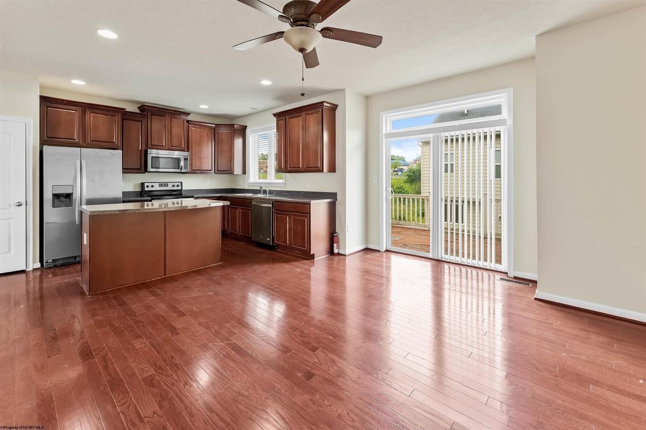 3313 Sun Ct - Photo 6 of 37