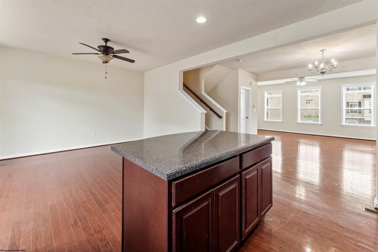 3313 Sun Ct - Photo 7 of 37