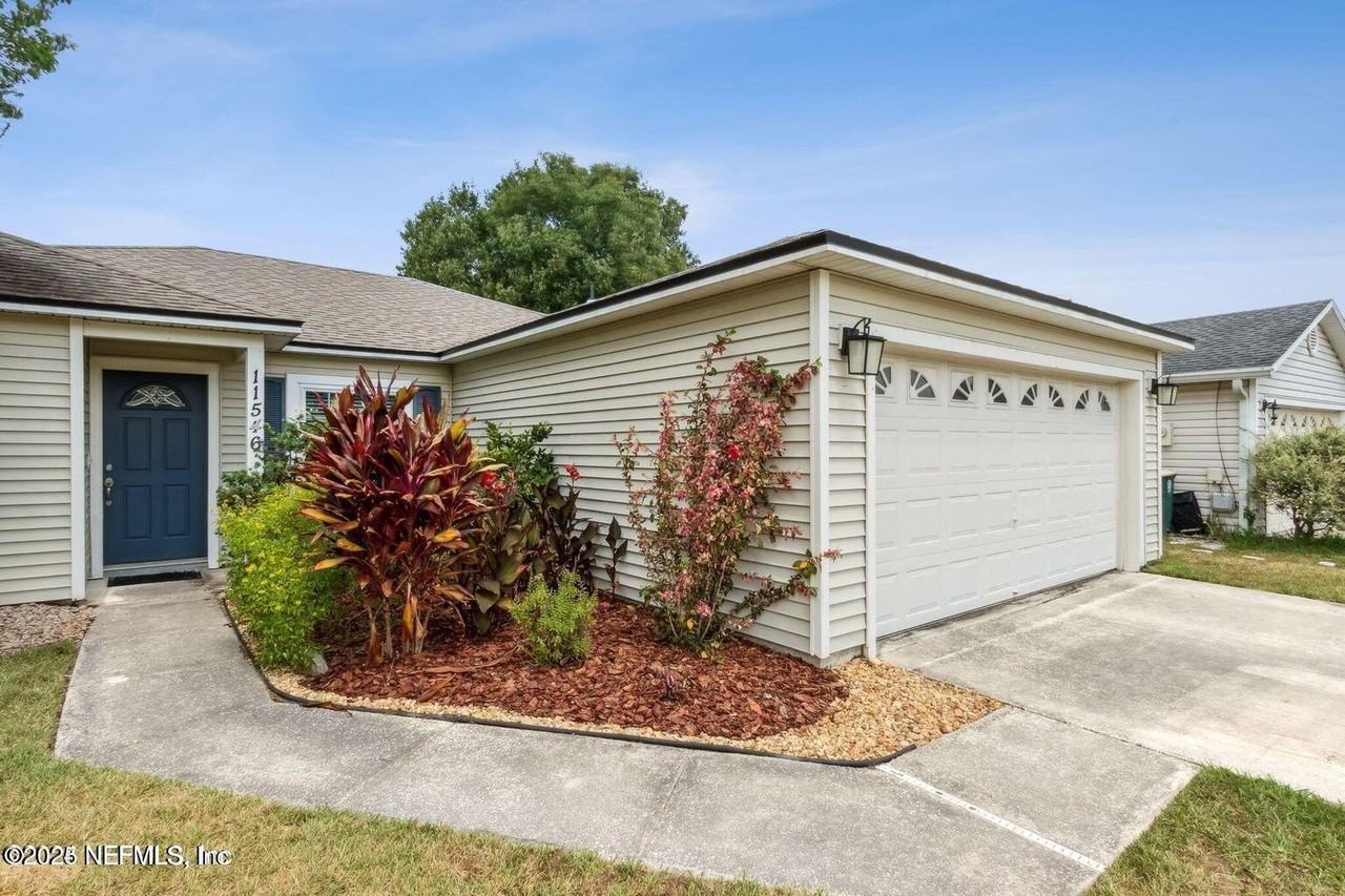 11546 Twin Oaks Trl - Photo 2 of 12