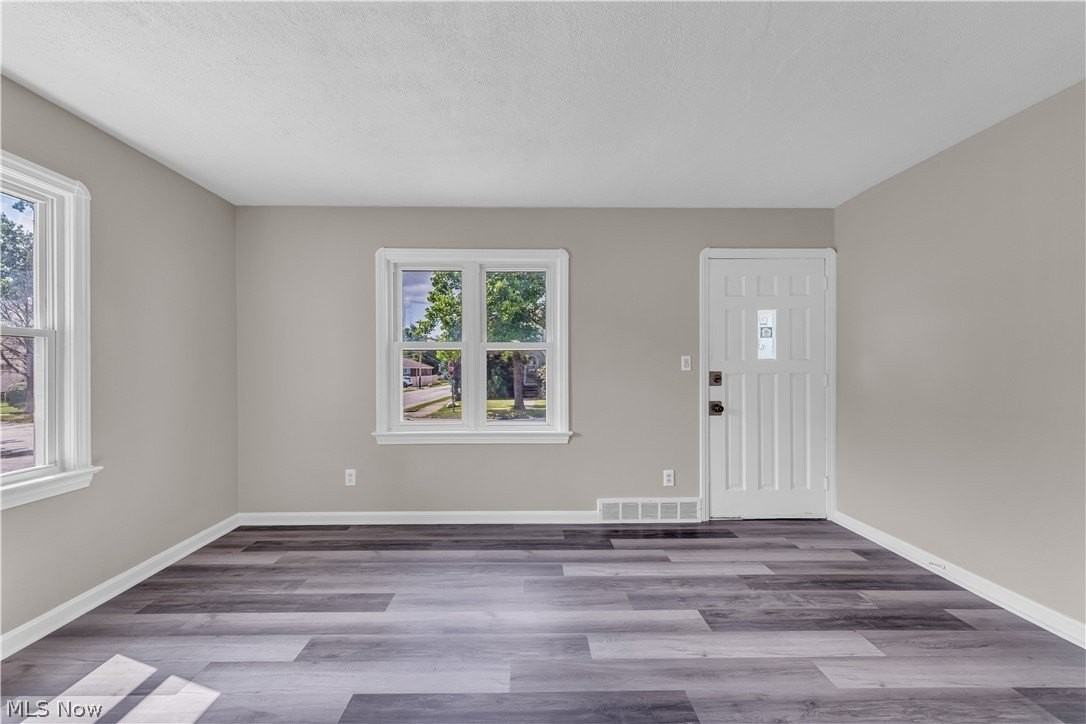 13702 Wainstead Ave - Photo 3 of 23