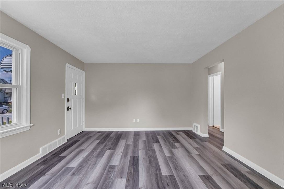 13702 Wainstead Ave - Photo 4 of 23