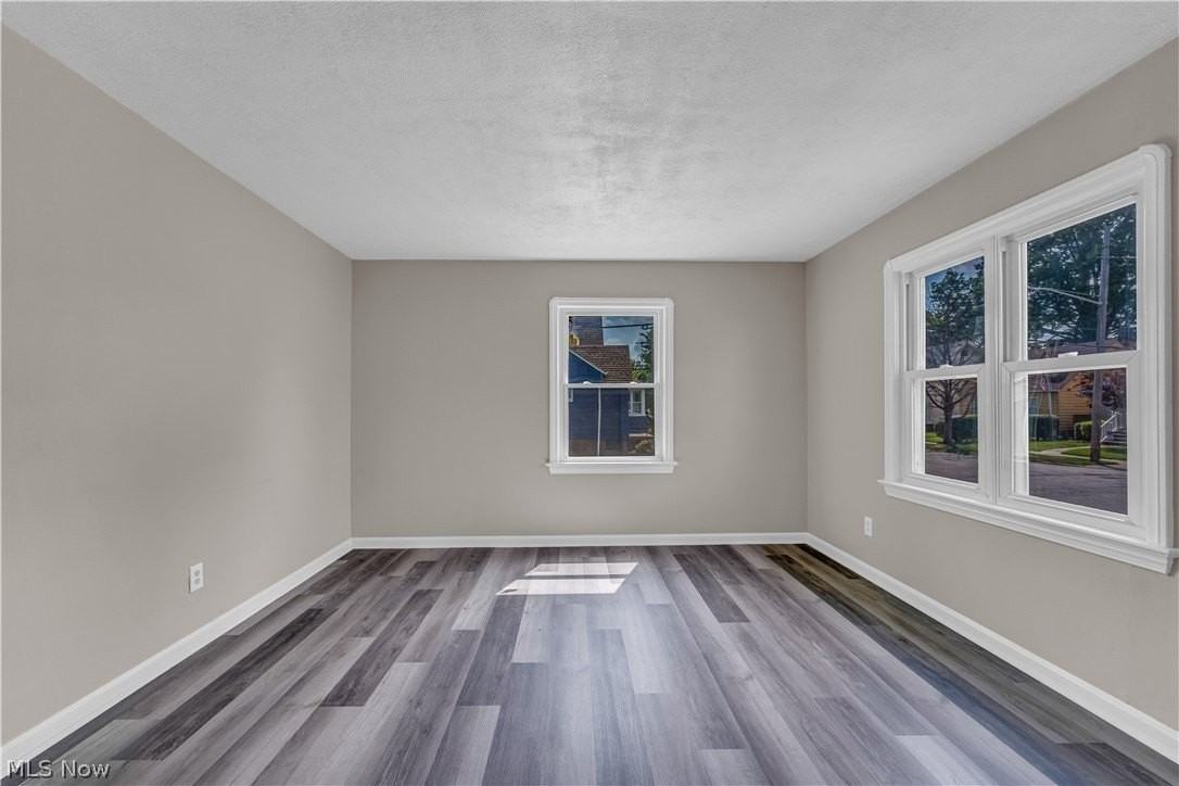 13702 Wainstead Ave - Photo 5 of 23